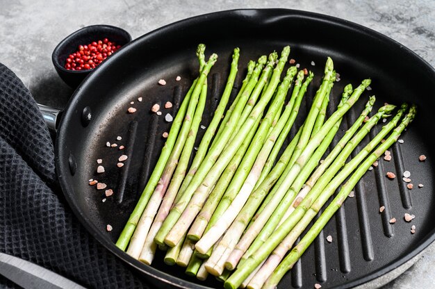 Cucinare gli asparagi verdi in una padella antiaderente