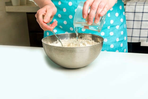 Cucinare gnocchi con purè di patate nella cucina di casa.