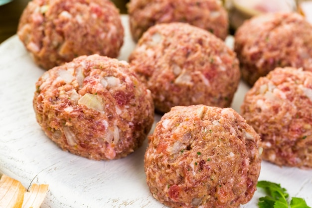 Cucinare grandi polpette italiane fatte in casa per cena.