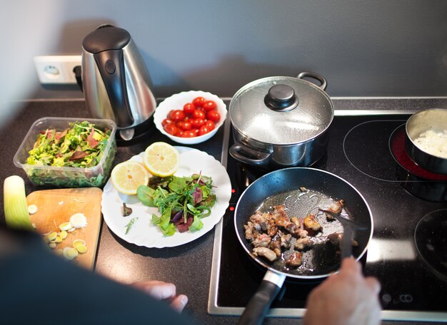 Cucinare gustosa cena in famiglia a casa