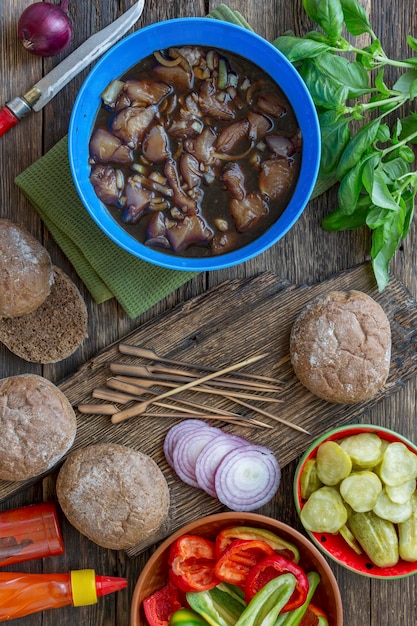 Cucinare hamburger nella cucina di casa dal ripieno in salamoia e carne per la ricetta degli hamburger