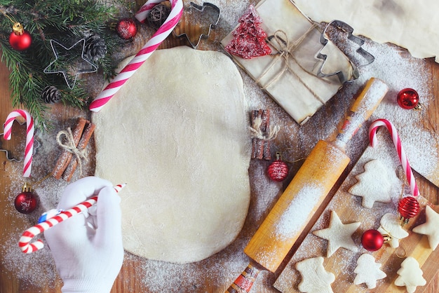 Cucinare i biscotti allo zenzero la vigilia di Natale a casa in cucina