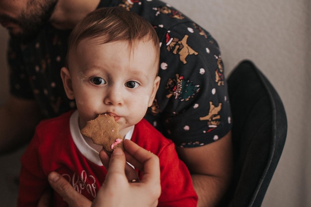 Cucinare i biscotti di Natale con la glassa di famiglia