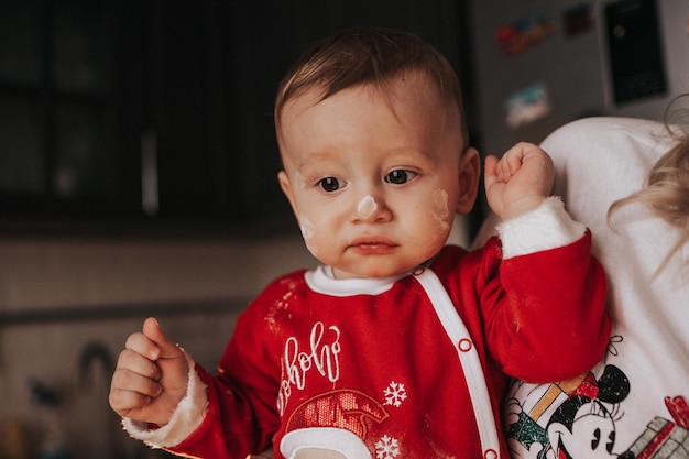 Cucinare i biscotti di Natale con la glassa. Famiglia