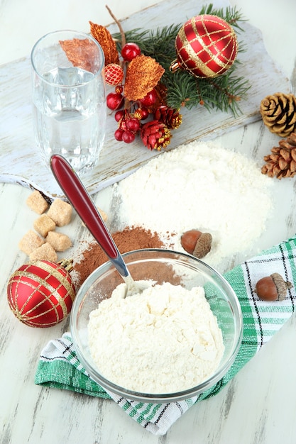 Cucinare i biscotti di Natale su un tavolo di legno