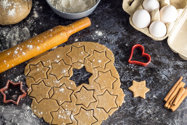 Cucinare i biscotti di panpepato di Natale con ingredienti