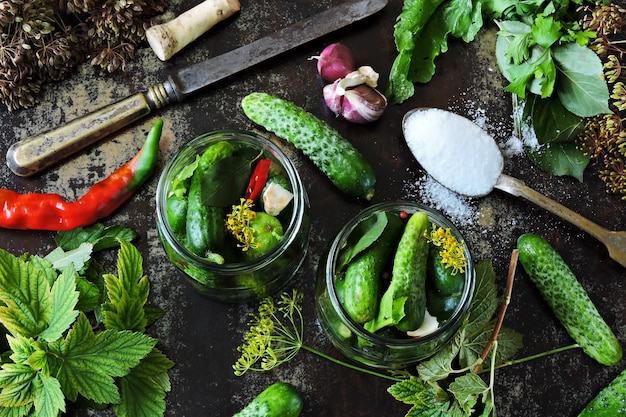 Cucinare i cetrioli sottaceto.