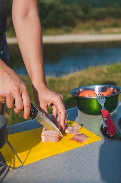 Cucinare il cibo al concetto di campeggio all'aria aperta