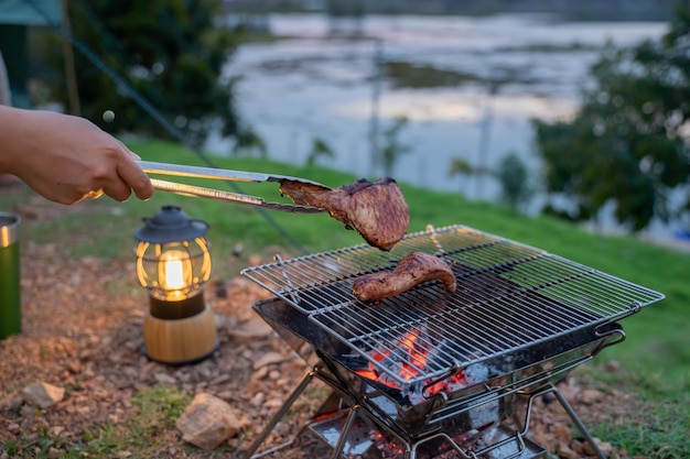 Cucinare il cibo durante il campeggio nel parco naturale in Thailandia. Stile di vita di attività all'aperto di svago e di viaggio.