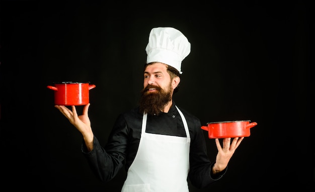 Cucinare il cibo professione cuoco uomo barbuto indossare cappello da chef e uniforme chef professionista in cappello da cuoco