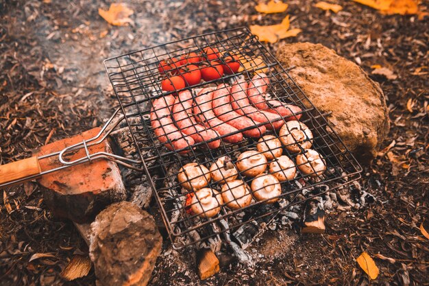 Cucinare il cibo sul falò. concetto di campeggio. avvicinamento