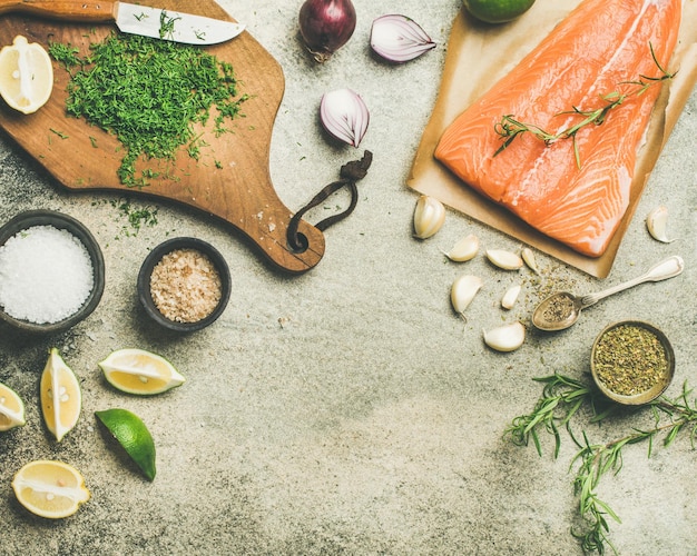 Cucinare il pesce salmone salato con erbe aromatiche copia spazio vista dall'alto