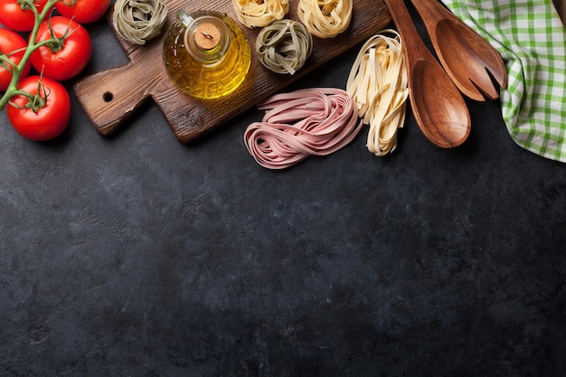 Cucinare ingredienti e utensili