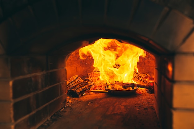 Cucinare la bistecca nel forno a pietra.