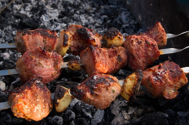 Cucinare la carne sul fuoco