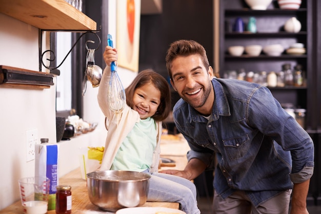 Cucinare la colazione e ritratto del padre con la figlia in cucina per legare i pancake o imparare il cibo Mattina e aiutare con l'uomo e la ragazza nella casa di famiglia per cuocere in modo giocoso o nutrizionale