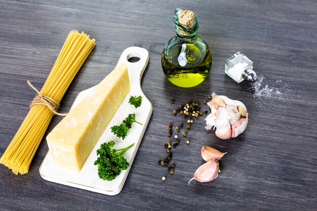 Cucinare la pasta biologica con erbe all'aglio e parmigiano.