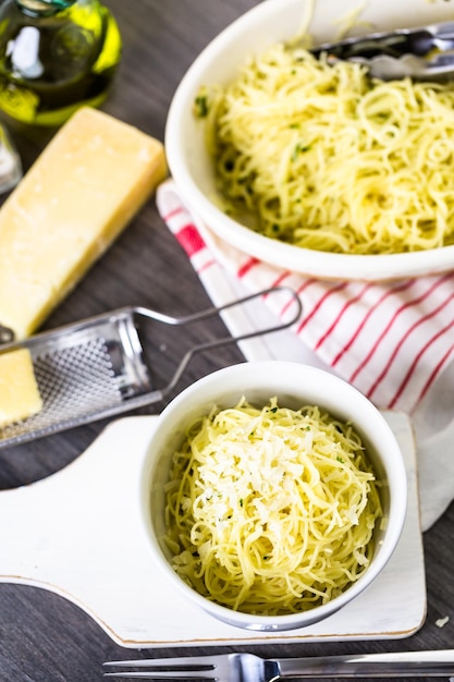 Cucinare la pasta biologica con erbe all'aglio e parmigiano.