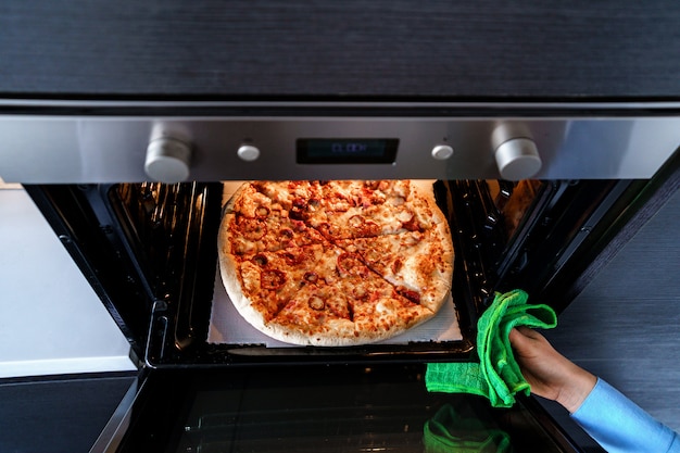 Cucinare la pizza usando il forno a casa