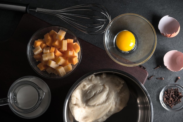 Cucinare la salsa mattutina formaggio e uova