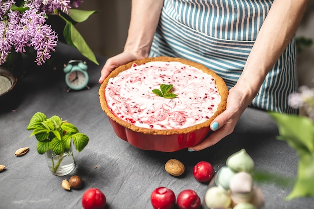 Cucinare la torta di mirtilli fatta in casa.