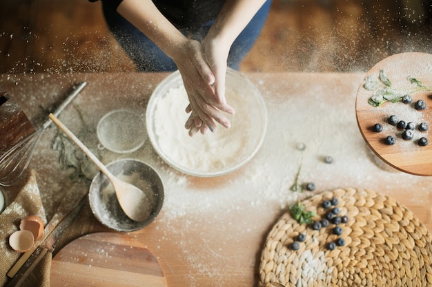 cucinare la torta sul tavolo e cuocere gli ingredienti della torta