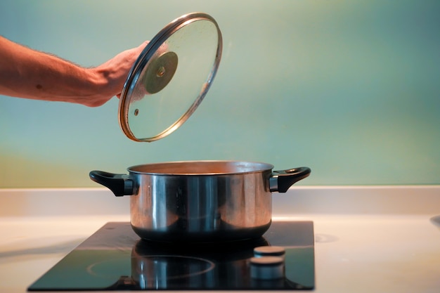 Cucinare la zuppa in una padella su una stufa a induzione