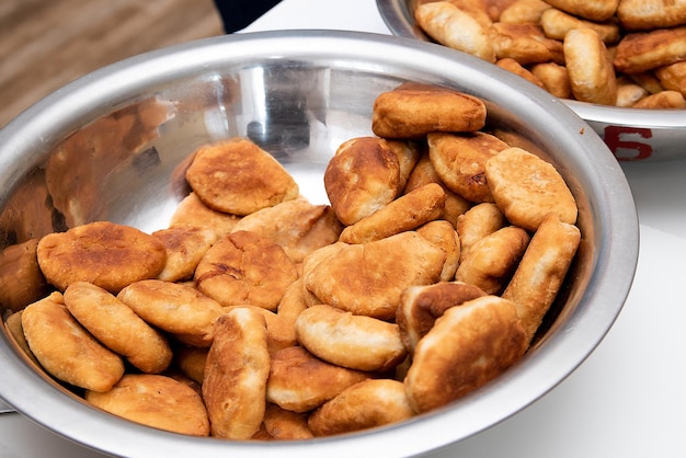 Cucinare le torte fritte con aroma e crosta di patate e cavoli nella cucina della sala da pranzoxA