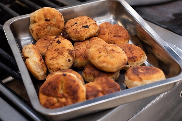 Cucinare le torte fritte con aroma e crosta di patate e cavolo cappuccio nella cucina della sala da pranzoxA