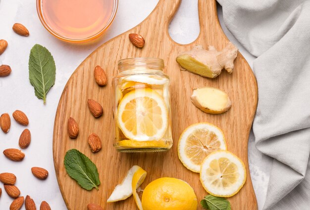 Cucinare limone, zenzero, mandorle e menta in sciroppo di miele