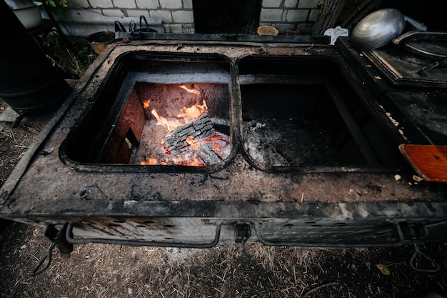 Cucinare nella cucina da campo durante la guerra in Ucraina condizioni durante la guerra