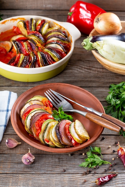 Cucinare passo dopo passo la Ratatouille. Casseruola Ratatouille su un tavolo di legno. Piatto di verdure provenzale. Dieta, cibo vegano. Casseruola di ratatouille.