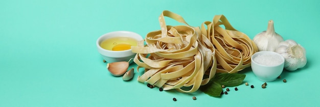 cucinare pasta gustosa sulla superficie della menta