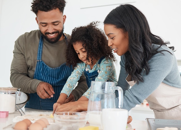 Cucinare può essere divertente. Foto ritagliata di una giovane coppia affettuosa e della loro figlia che cuociono in cucina a casa.