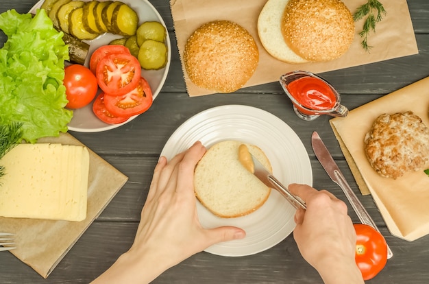 Cucinare un hamburger passo dopo passo, passaggio 2 - spalmare la salsa di senape sul panino