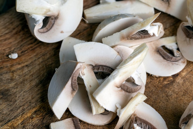 Cucinare un piatto di funghi tagliati a pezzi