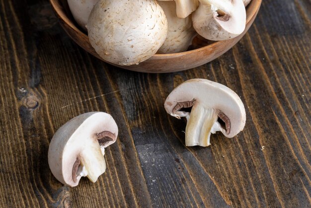 Cucinare un piatto di funghi tagliati a pezzi