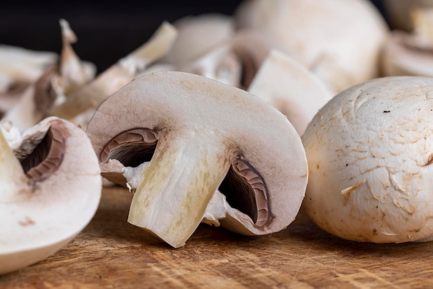 Cucinare un piatto di funghi tagliati a pezzi