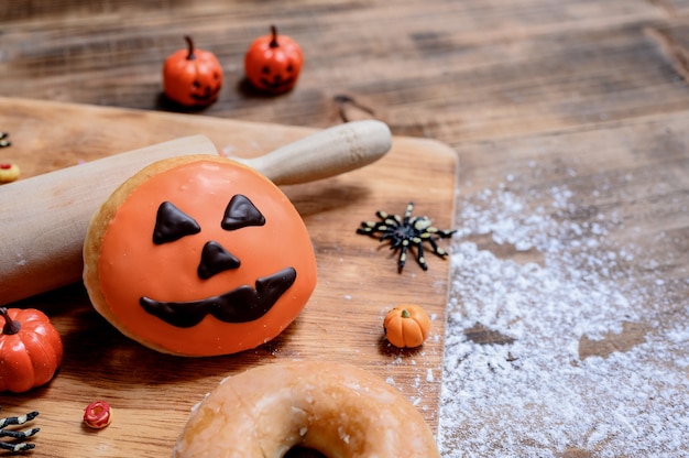 Cucinare una deliziosa torta fatta in casa e decorare la ciambella per le feste di Halloween. Dessert dolce e decorazione per la festa a casa.