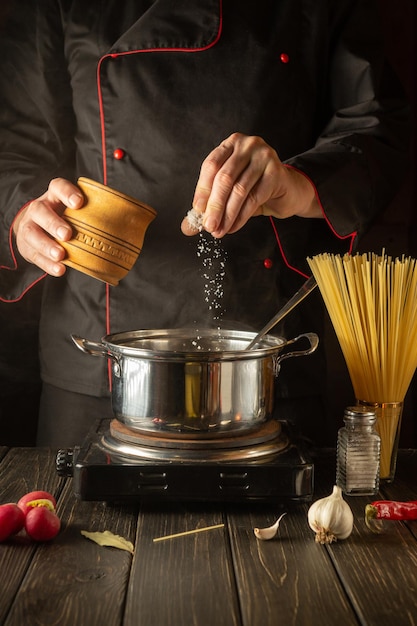 Cucinare una deliziosa zuppa per pranzo