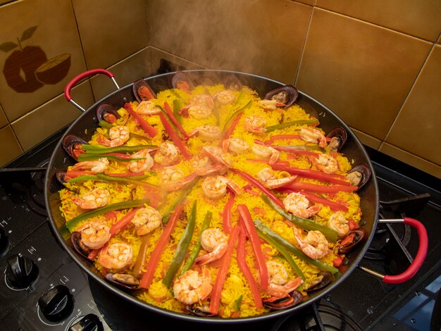 Cucinare una paella cibo tradizionale spagnolo Valencia.