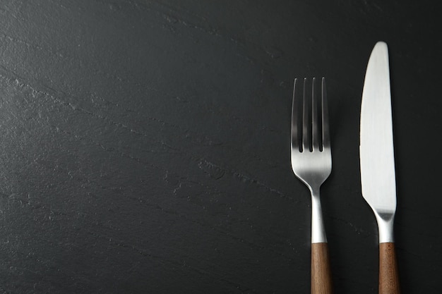 Cucinerie eleganti su tavolo nero Spazio per il testo