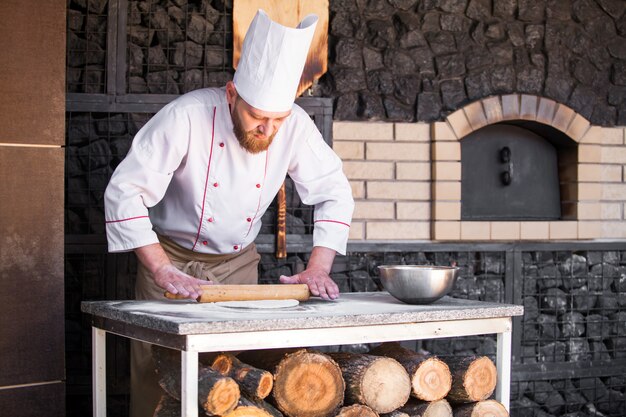 Cucini preparare la pizza in un ristorante.