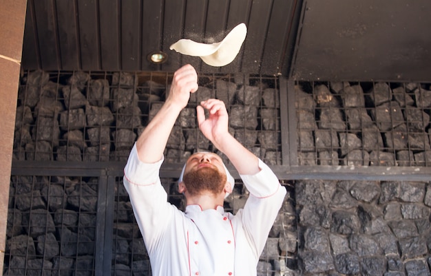 Cucini preparare la pizza in un ristorante.