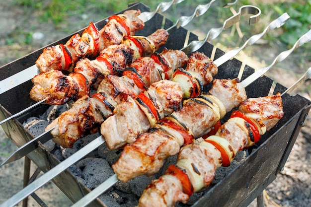 Cucino al barbecue con verdure sugli spiccioli Carne arrostita sulla griglia da vicino