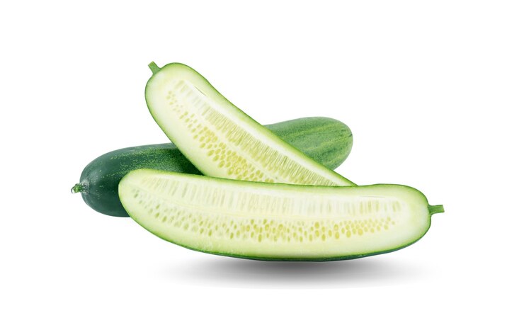 Photo cucumber cut horizontal isolated on white background