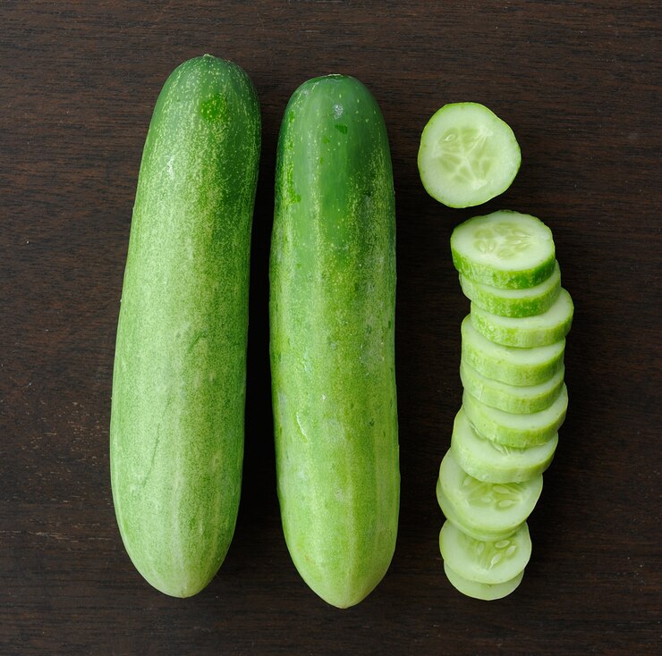 Photo cucumber slices on wooden table
