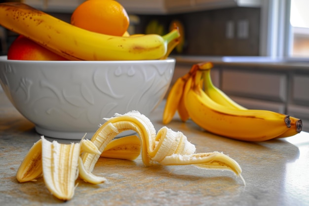 Cucura di banana fresca su un bancone della cucina con una ciotola di frutta