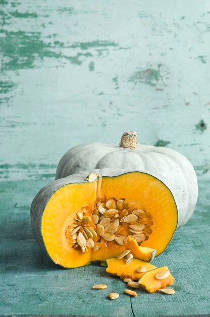 Cucurbita maxima intera e affettata