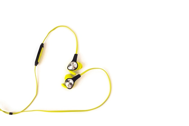 Cuffie auricolari cablate a forma di cuore con copia-spazio isolato su sfondo bianco